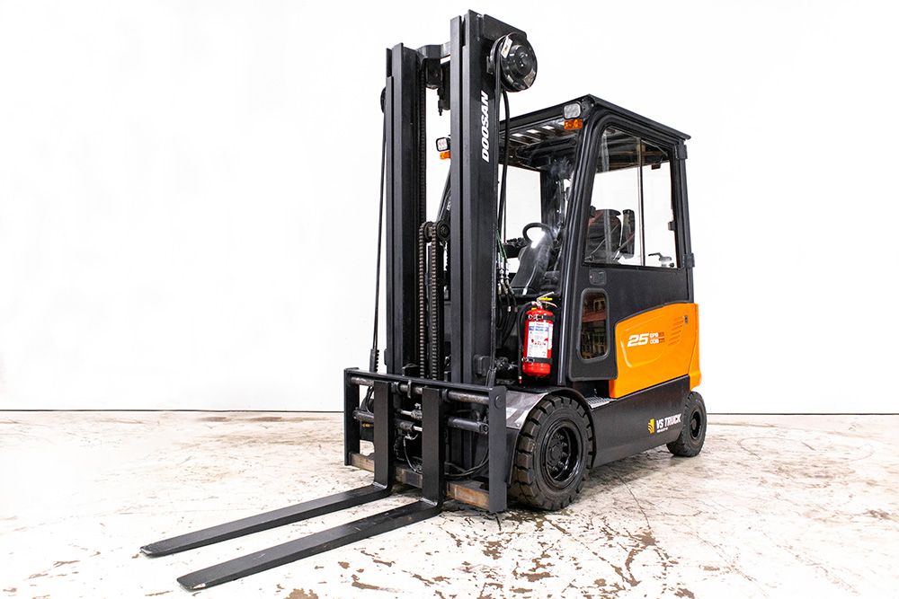 begagnad orange eldriven motviktstruck med hytt från Doosan för att köpa eller hyra