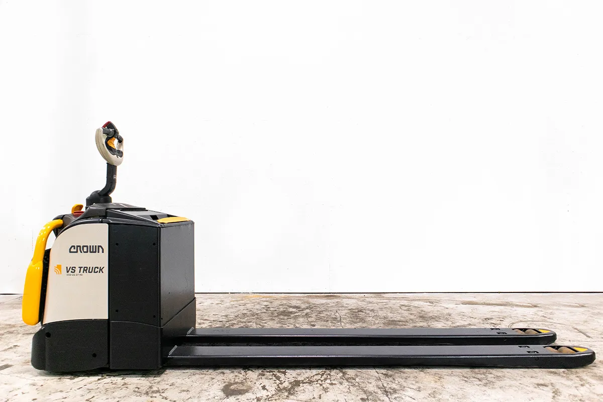 begagnad crown låglyftare med 2400mm långa gafflar