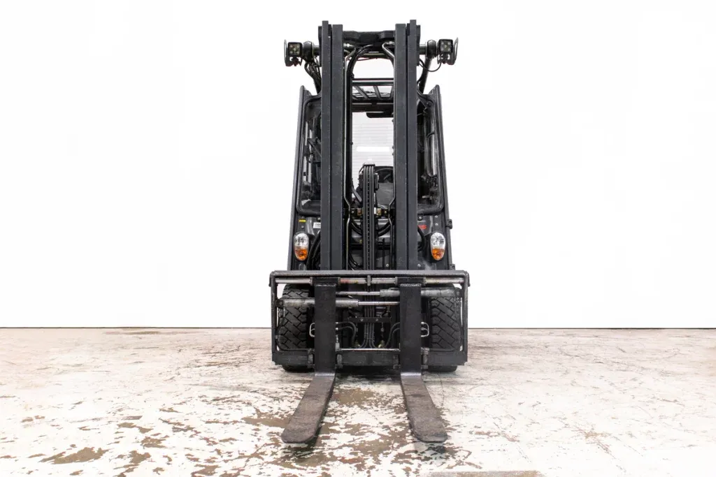 Linde e25 begagnad motviktstruck sedd framifrån