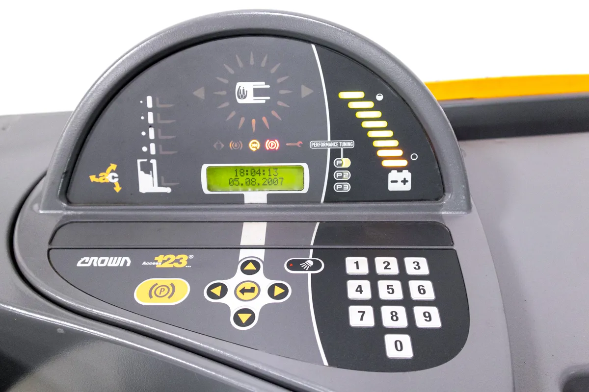Crown ESR 5000 begagnad skjutstativtruck display