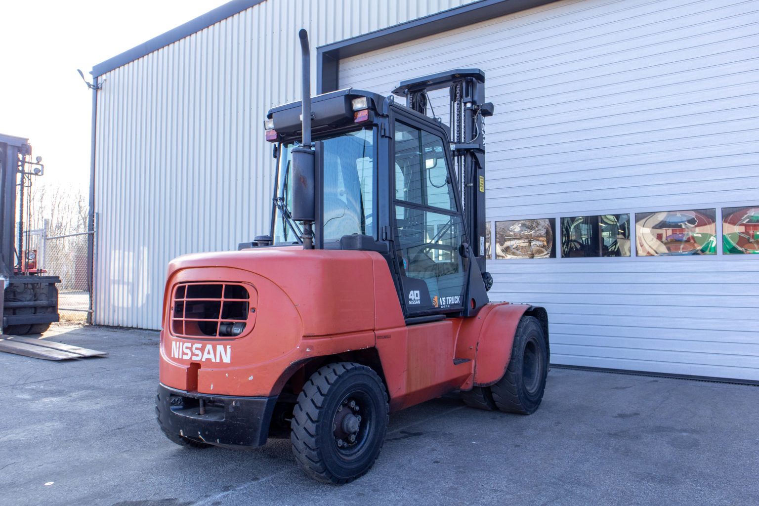begagnad nissan diesel motviktstruck med hytt