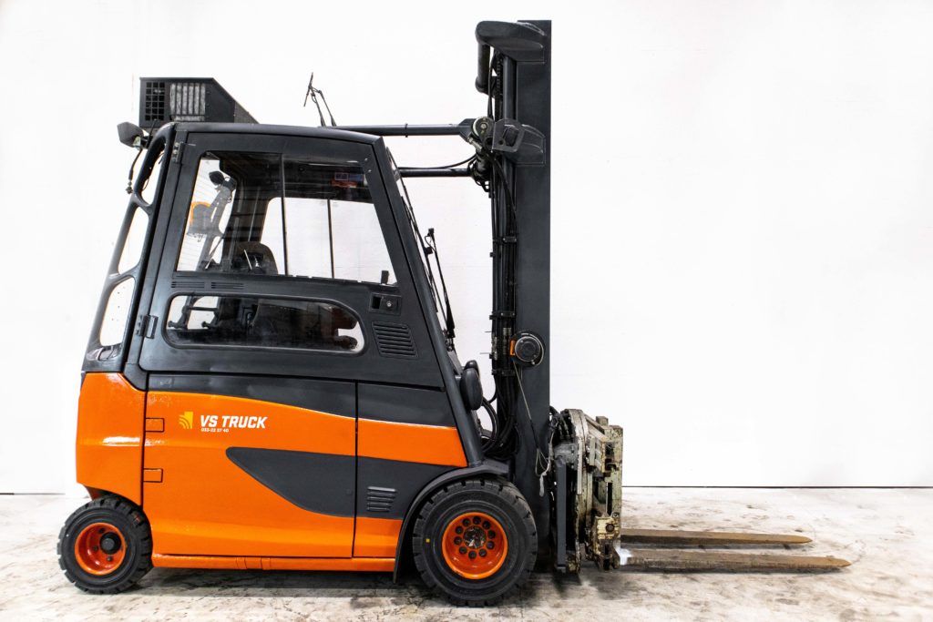 begagnad linde el motviktstruck med hytt