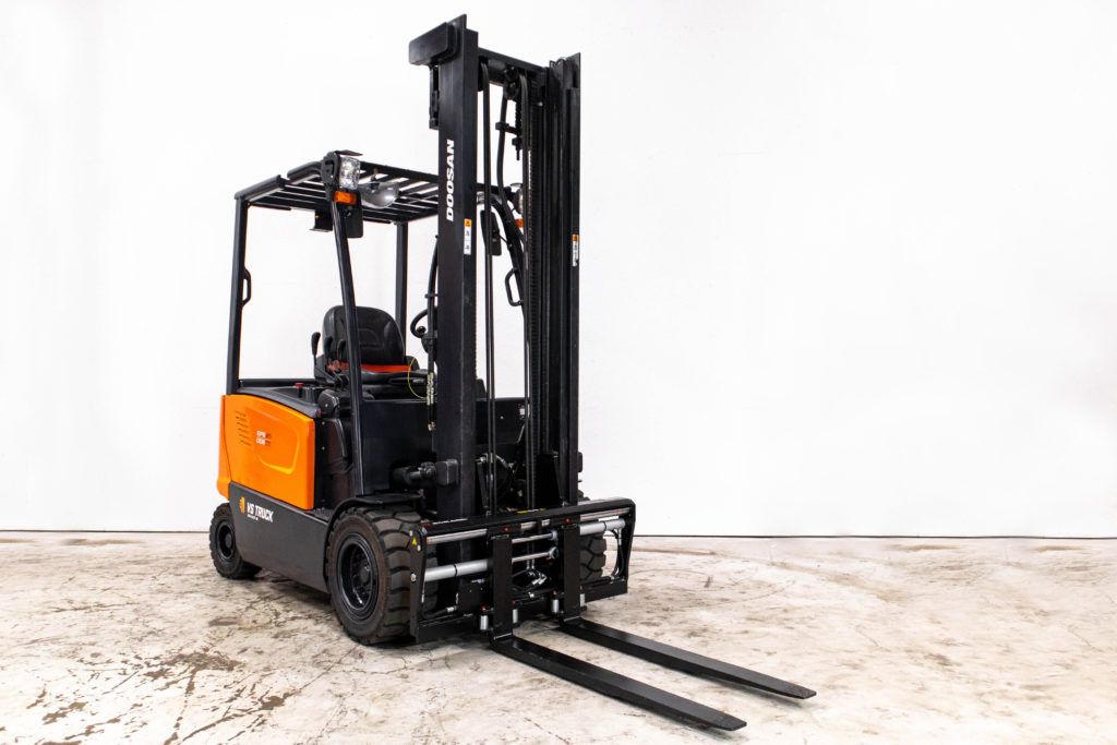 begagnad orange eldriven motviktstruck från Doosan