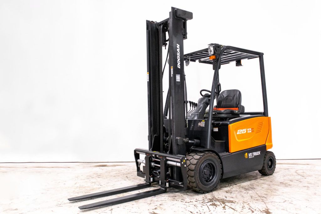 begagnad orange eldriven motviktstruck från Doosan