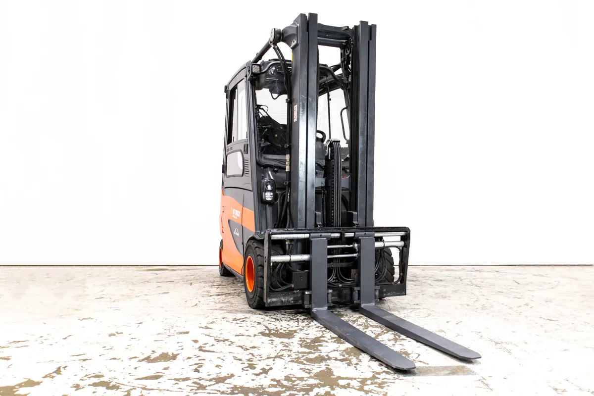Linde E30HL-01 begagnad dieselmotviktstruck sedd från sidan