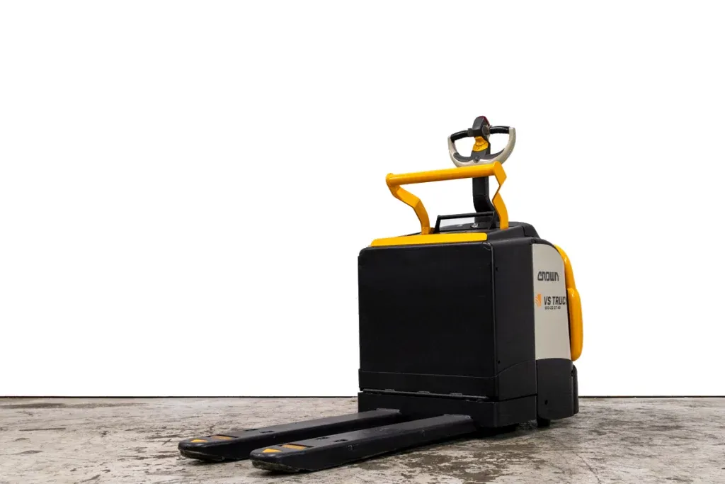 53092 Crown WT3040-E begagnad låglyftare sedd snett framifrån