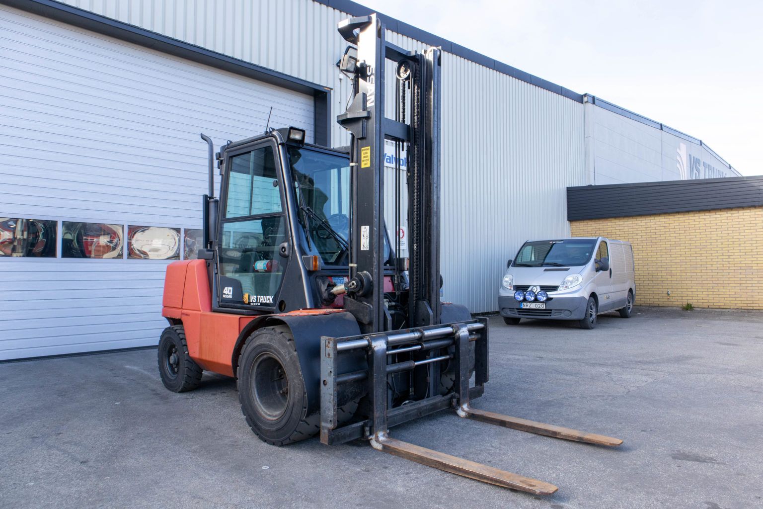 begagnad nissan diesel motviktstruck med hytt