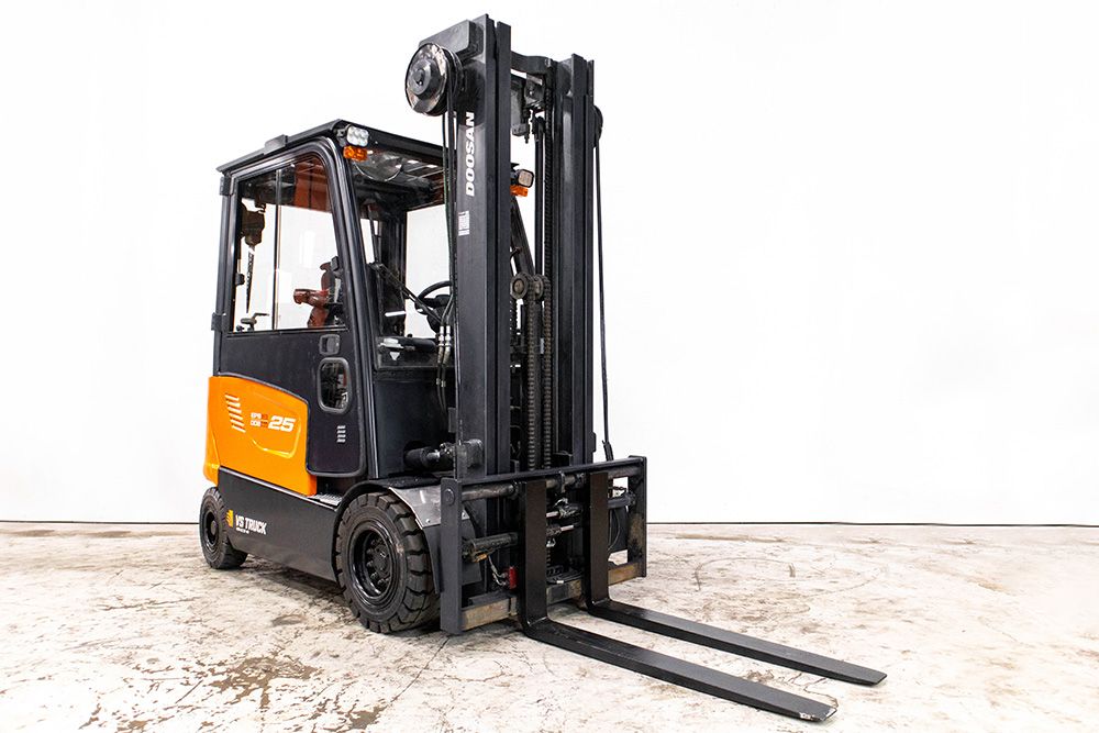 begagnad orange eldriven motviktstruck med hytt från Doosan för att köpa eller hyra