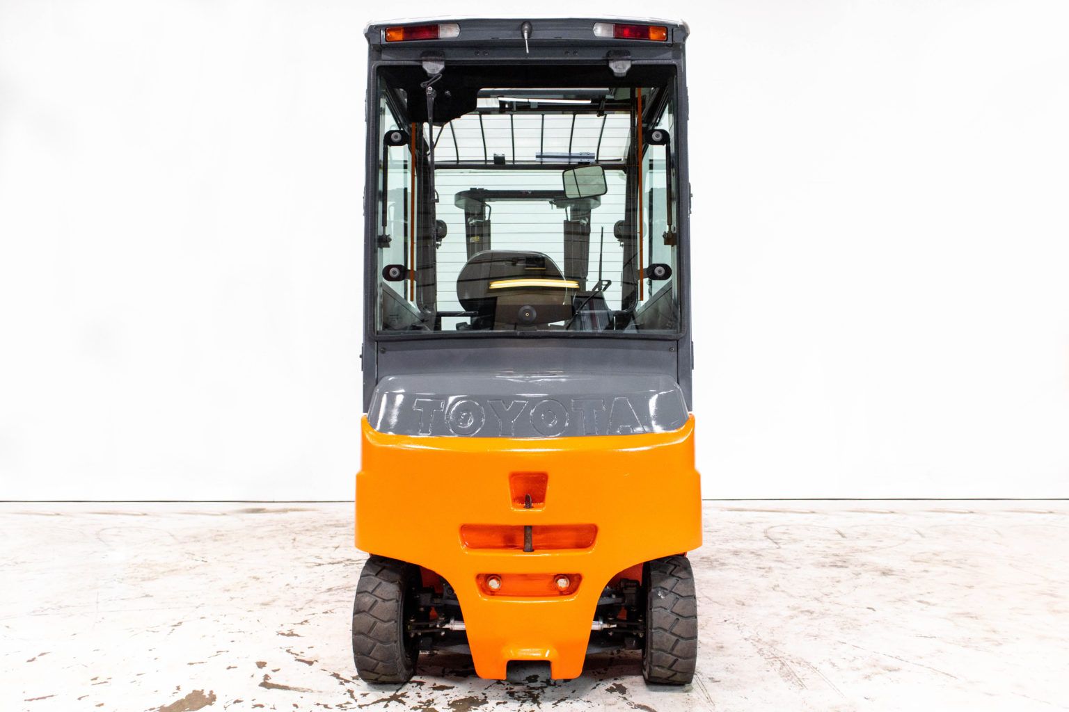 orange begagnad eldriven motviktstruck med hytt från Toyota