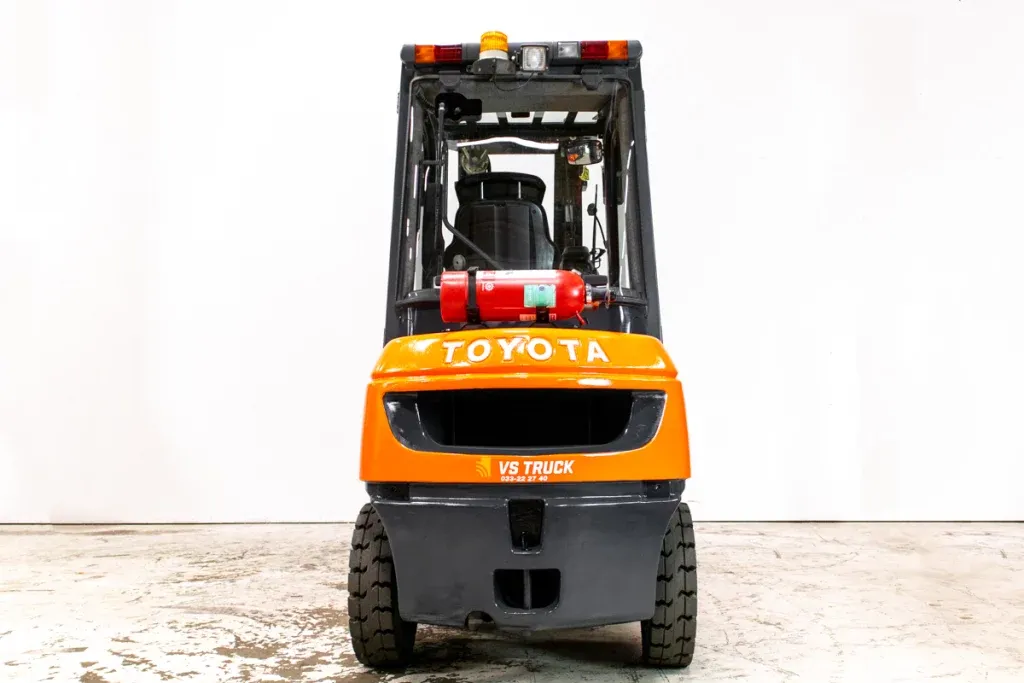 Toyota Tonero diesel motviktstruck sedd bakifrån