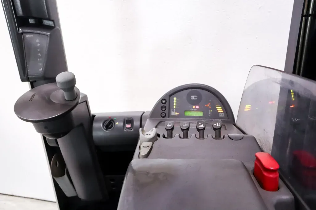 53082 begagnad crown ESR 4500 skjutstativtruck bild från hytten med display och minispakar
