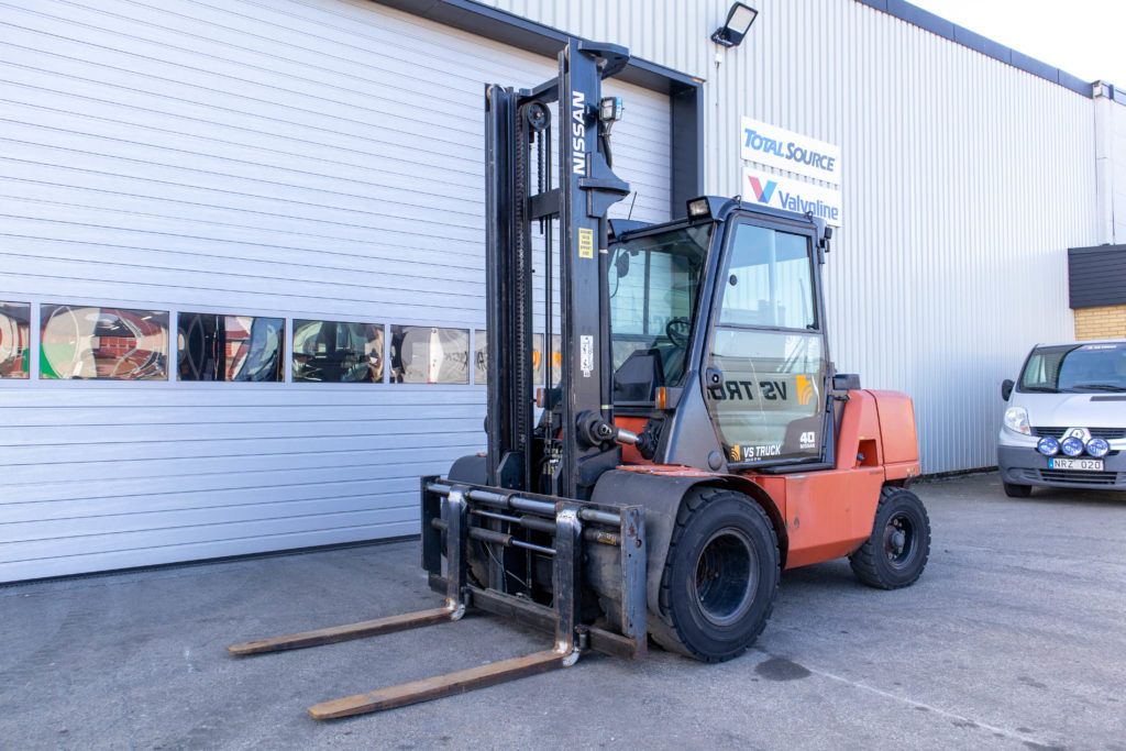 begagnad nissan diesel motviktstruck med hytt