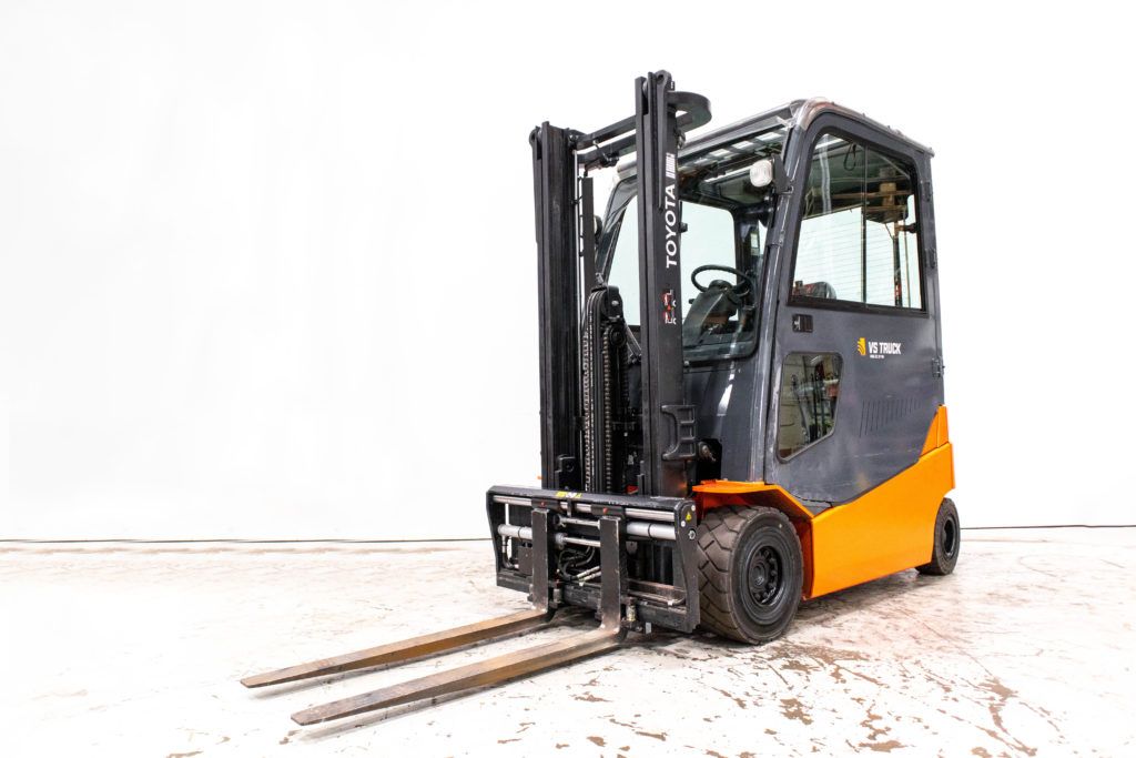 orange begagnad eldriven motviktstruck med hytt från Toyota
