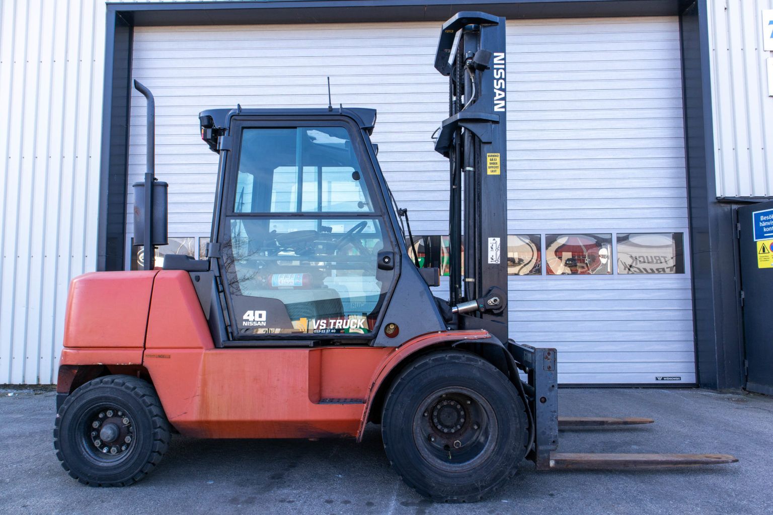 begagnad nissan diesel motviktstruck med hytt