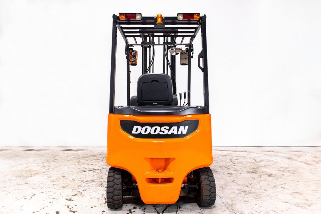 begagnad orange eldriven motviktstruck från Doosan