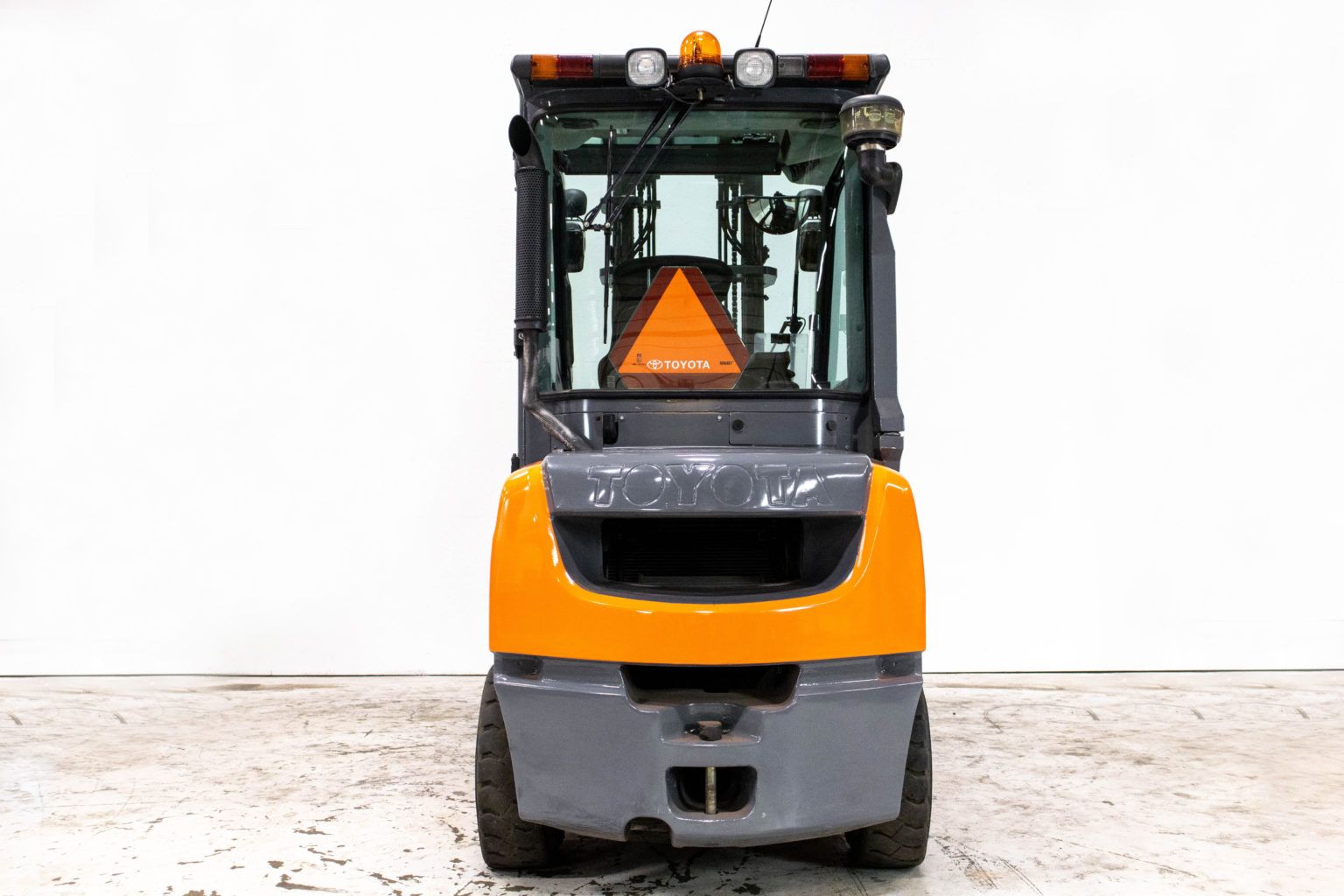 begagnad orange diesel motviktstruck med hytt från toyota