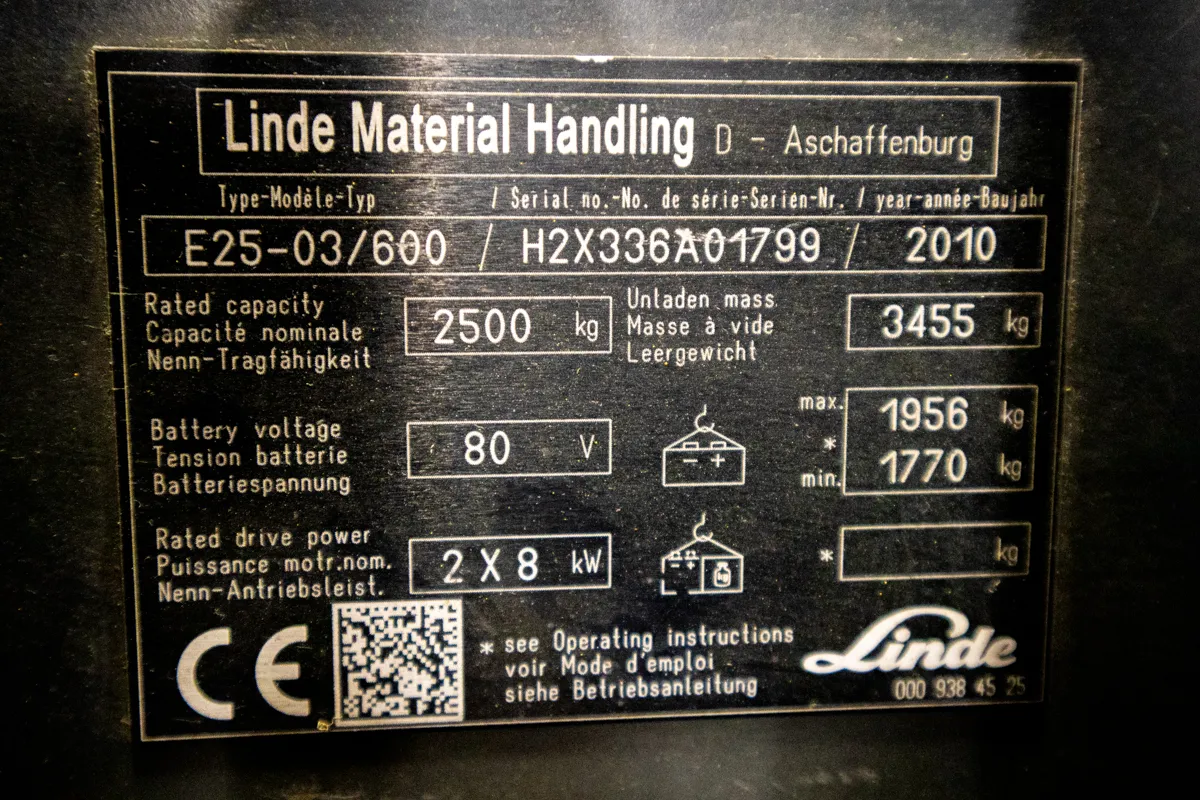 53129 Linde E25 begagnad motviktstruck med utskjutande gafflar typskylt