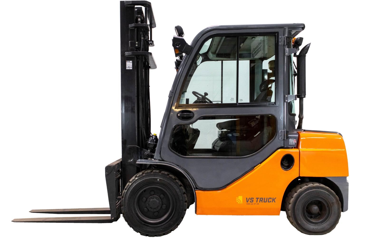 begagnad orange diesel motviktstruck med hytt från toyota