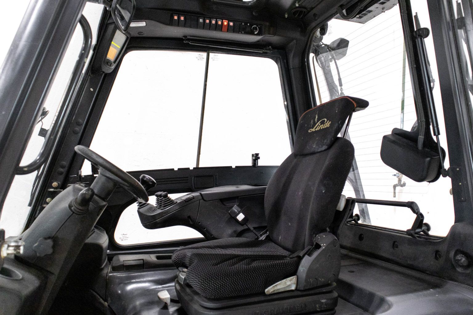 begagnad linde el motviktstruck med hytt