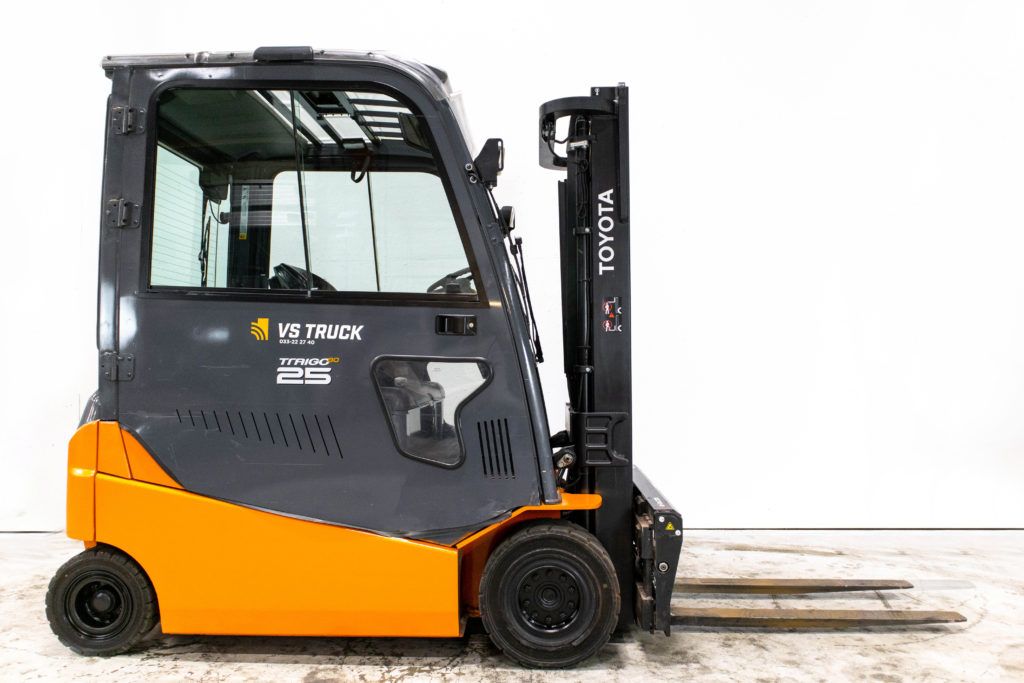 orange begagnad eldriven motviktstruck med hytt från Toyota