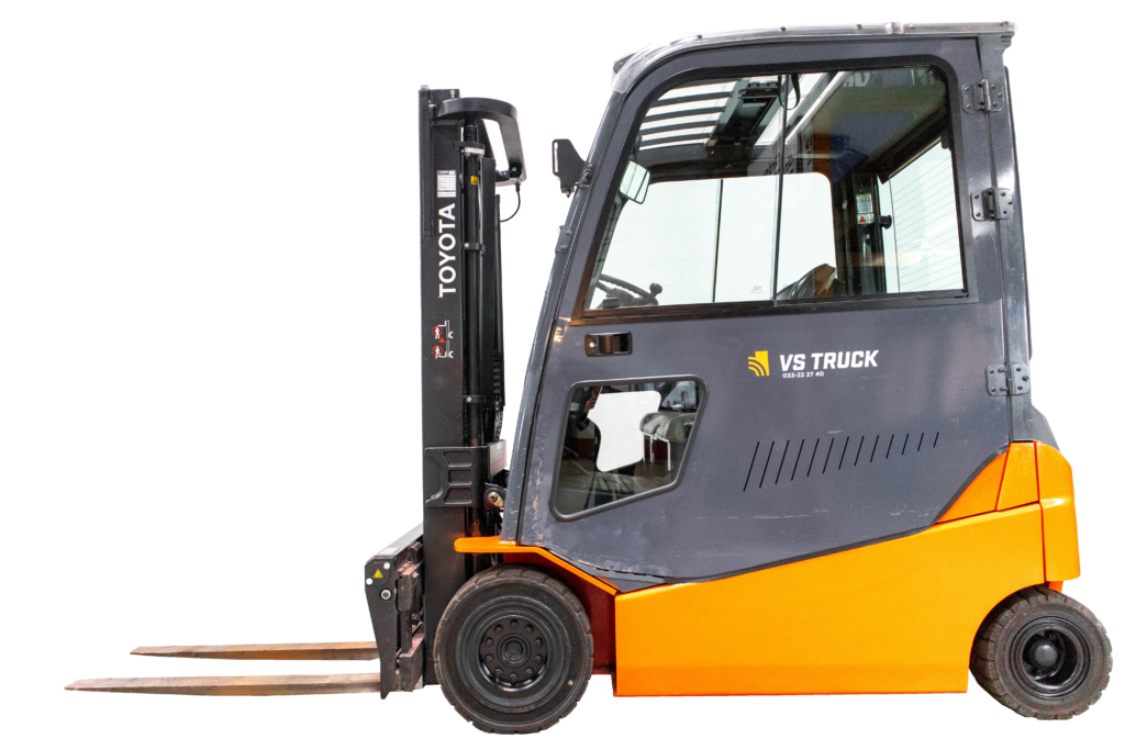 orange begagnad eldriven motviktstruck med hytt från Toyota