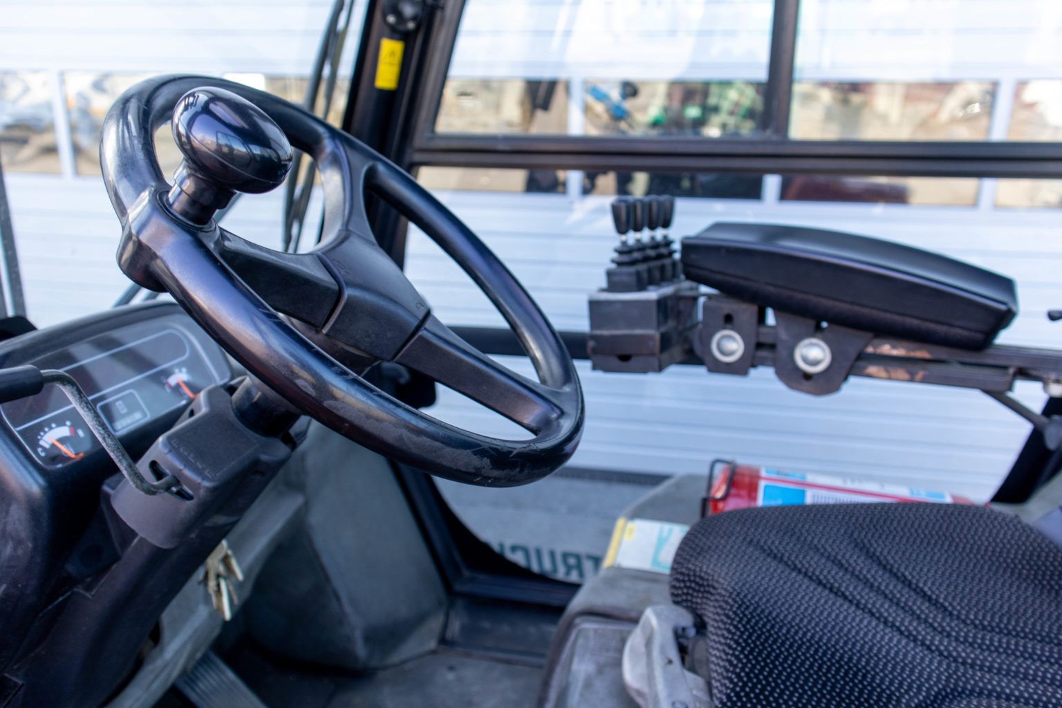 begagnad nissan diesel motviktstruck med hytt