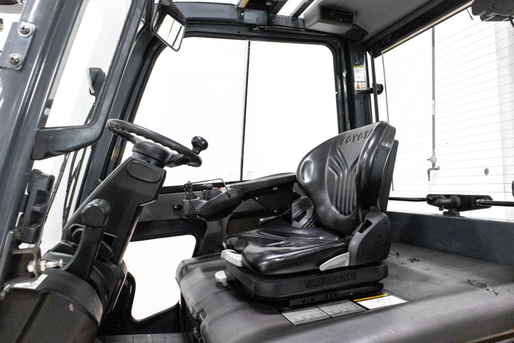 orange begagnad eldriven motviktstruck med hytt från Toyota