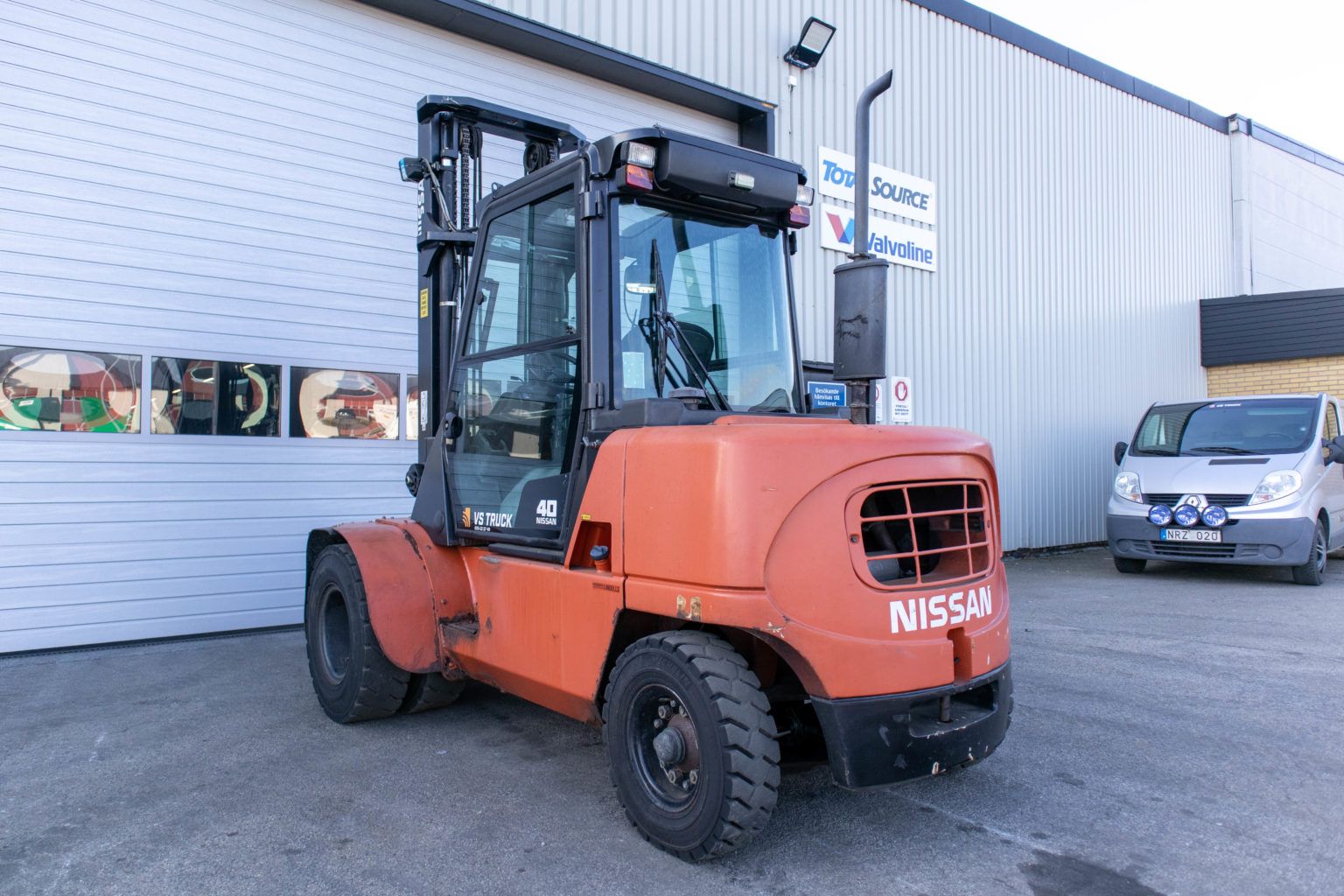 begagnad nissan diesel motviktstruck med hytt