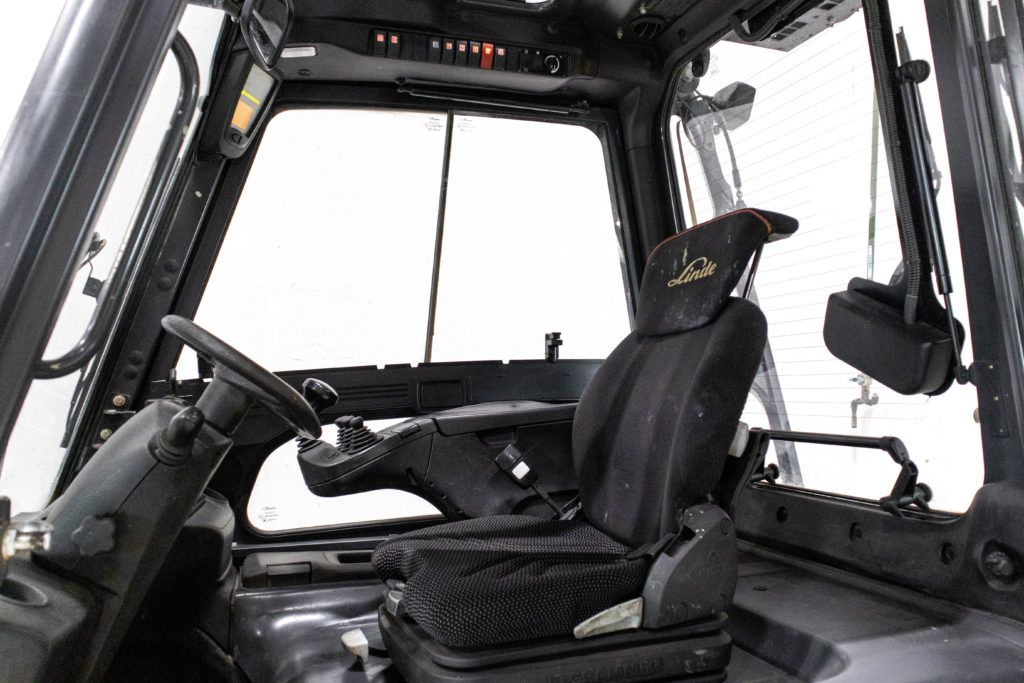 begagnad linde el motviktstruck med hytt