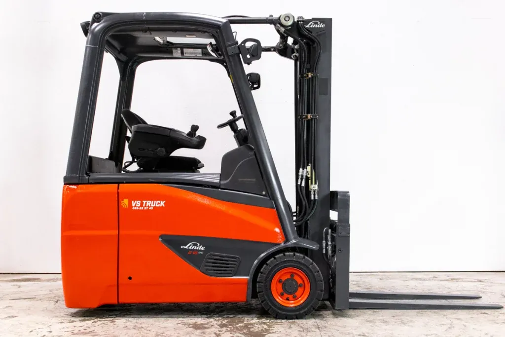 53201 Linde E16 begagnad motviktstruck sedd från sidan