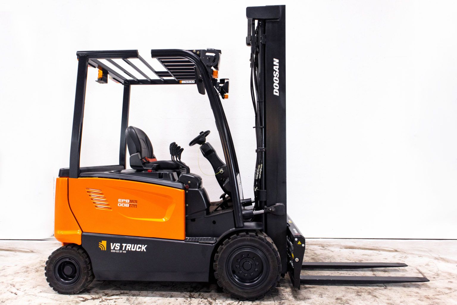 begagnad orange eldriven motviktstruck från Doosan