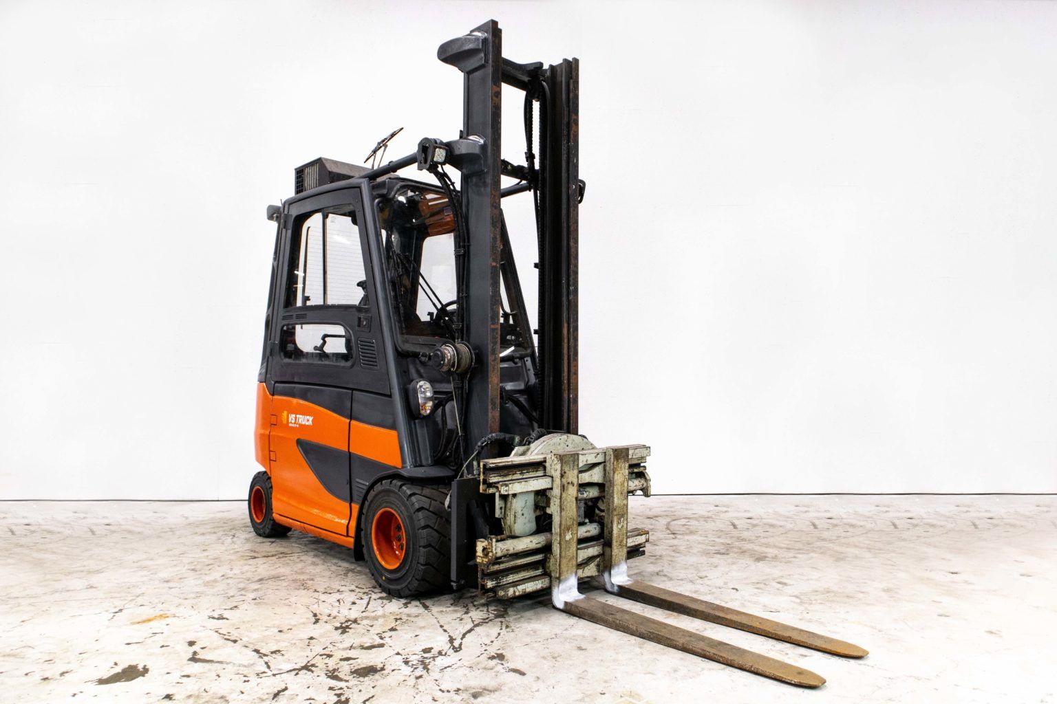 begagnad linde el motviktstruck med hytt