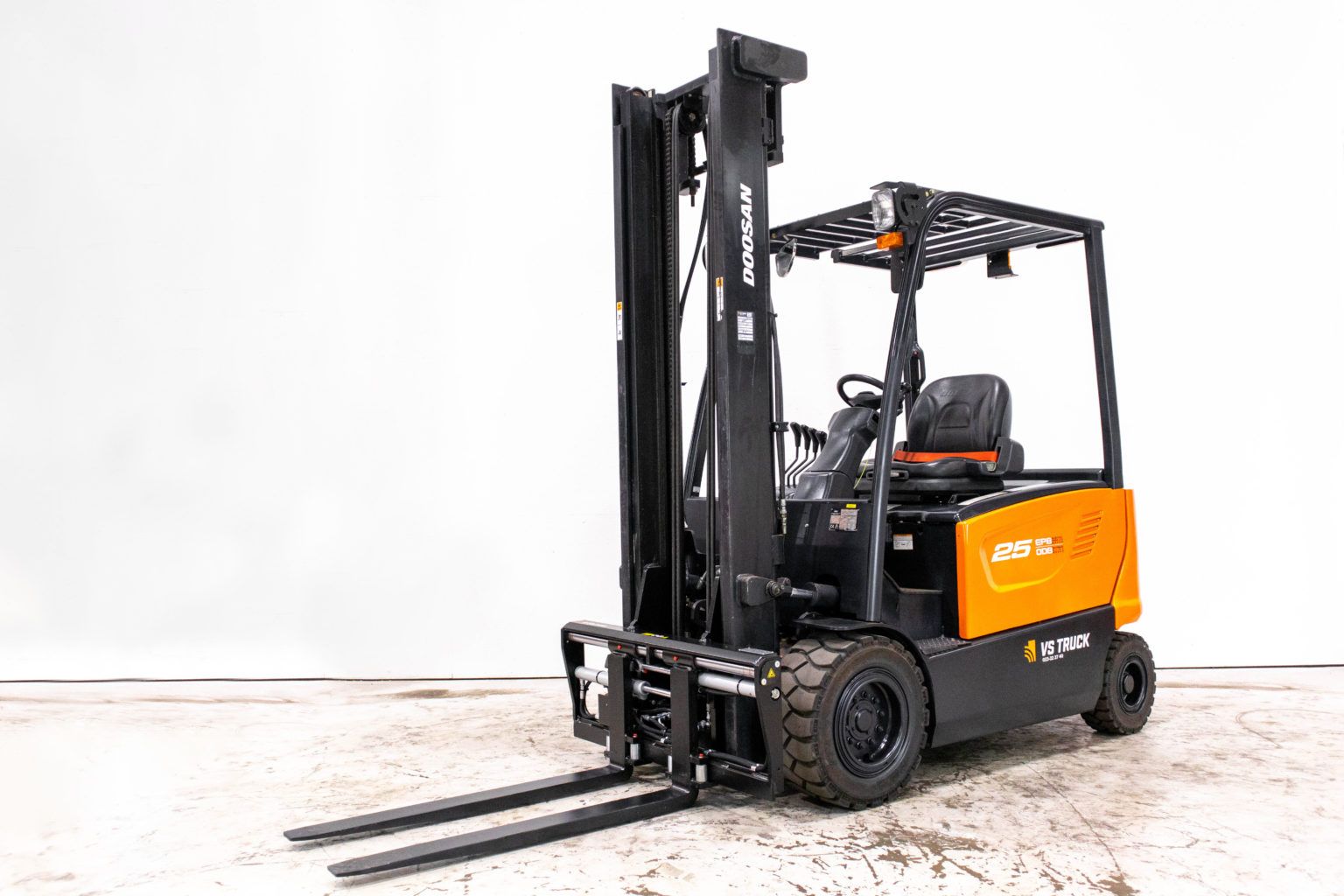 begagnad orange eldriven motviktstruck från Doosan