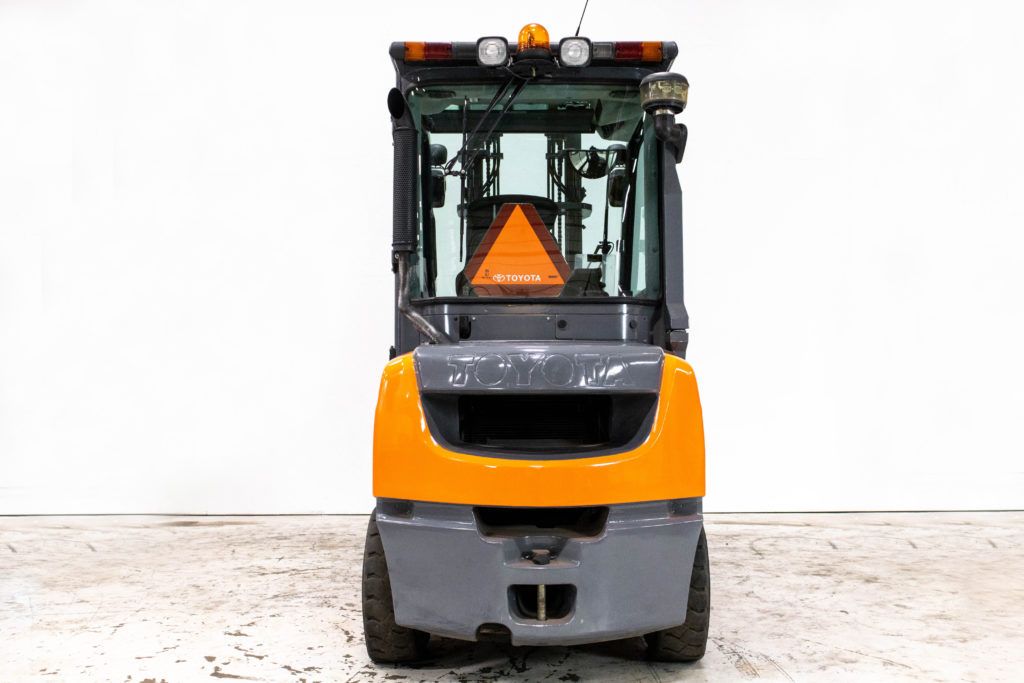 begagnad orange diesel motviktstruck med hytt från toyota