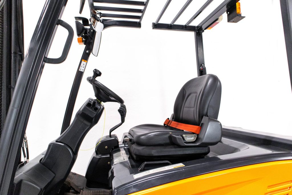 begagnad orange eldriven motviktstruck från Doosan