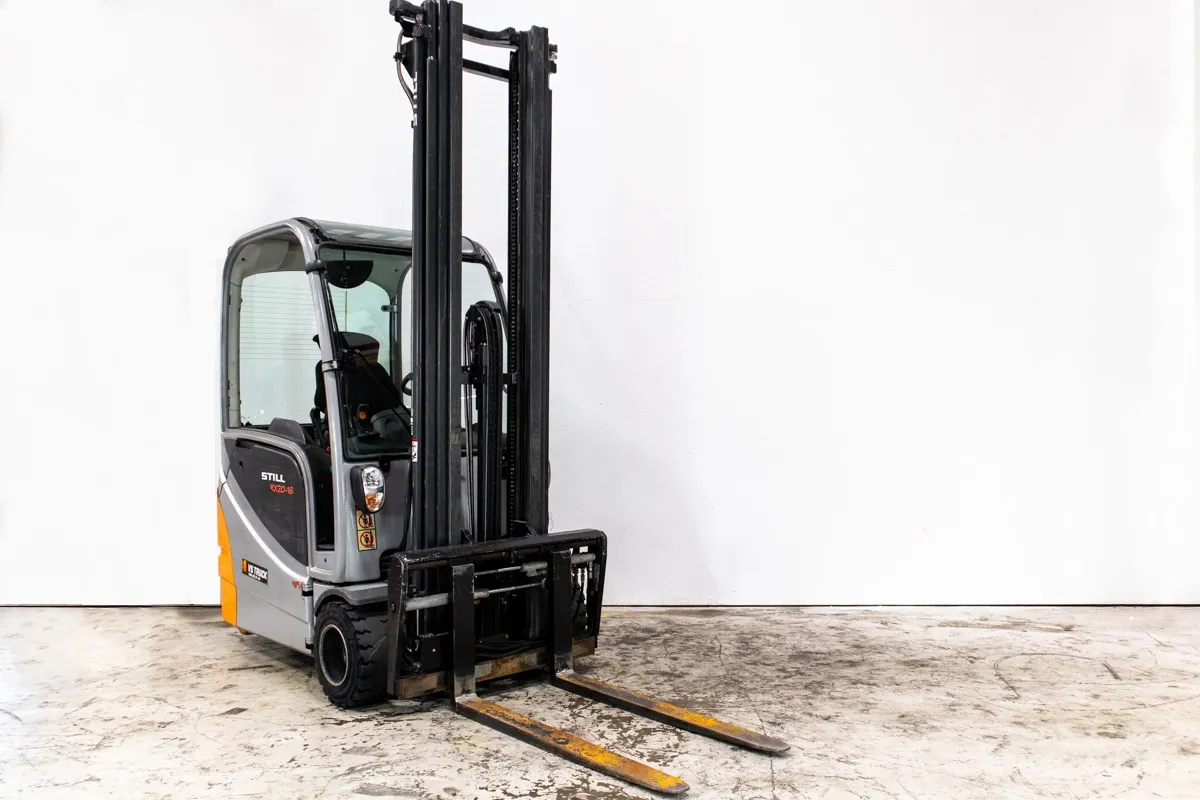 still rx20-16 motviktstruck sedd snett från sidan