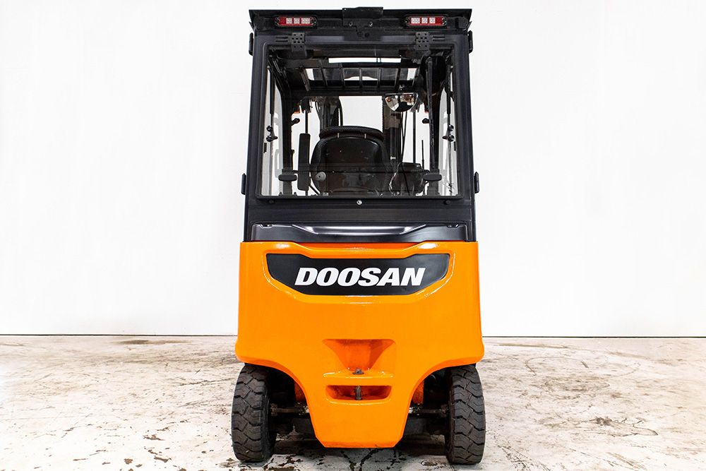 begagnad orange eldriven motviktstruck med hytt från Doosan för att köpa eller hyra