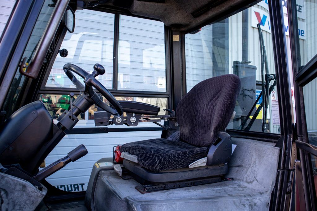 begagnad nissan diesel motviktstruck med hytt