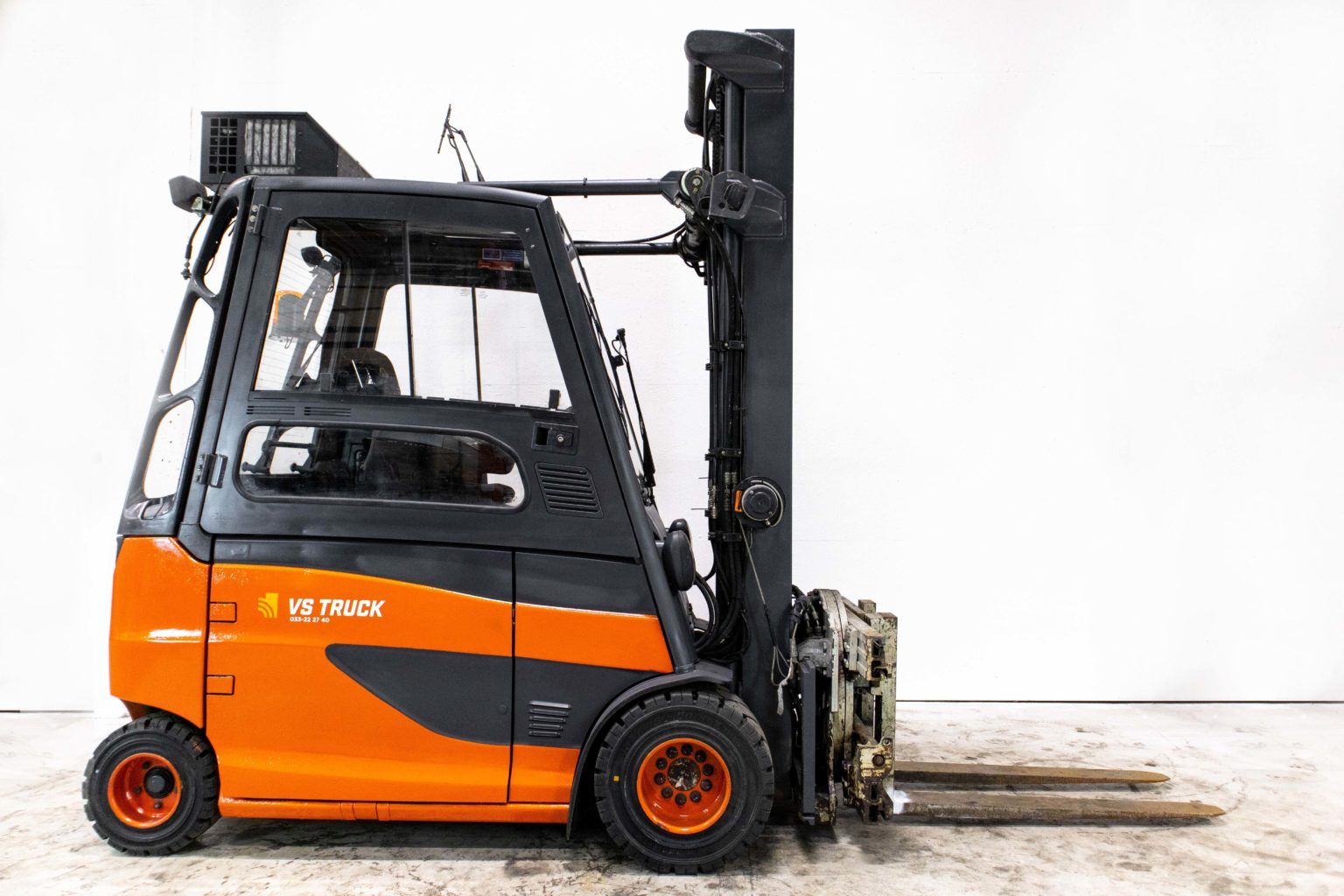 begagnad linde el motviktstruck med hytt