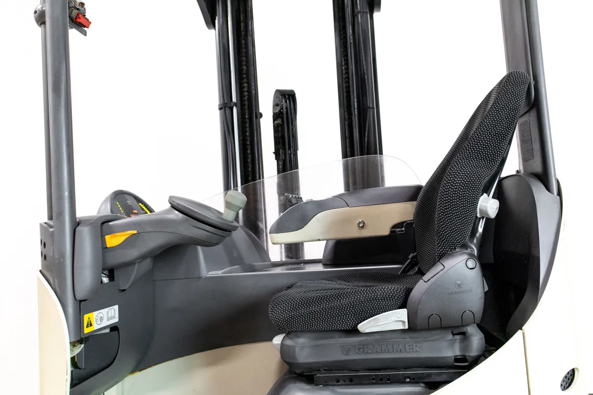 Crown ESR 5260 begagnad skjutstativtruck förarhytt och sits