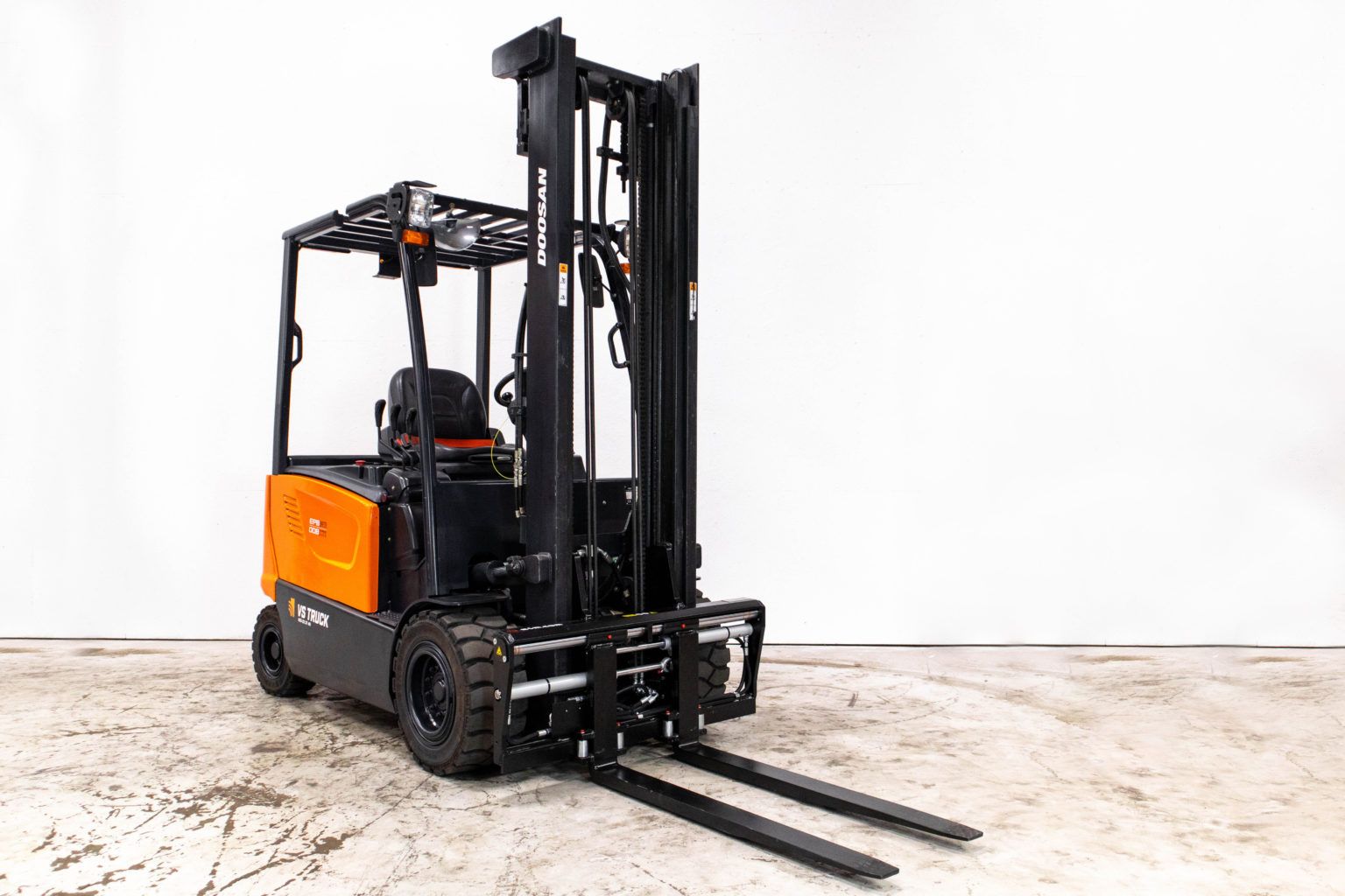 begagnad orange eldriven motviktstruck från Doosan