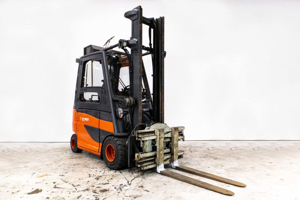 begagnad linde el motviktstruck med hytt