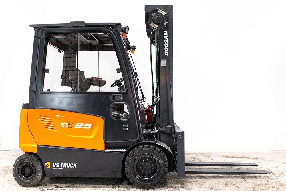 begagnad orange eldriven motviktstruck med hytt från Doosan för att köpa eller hyra